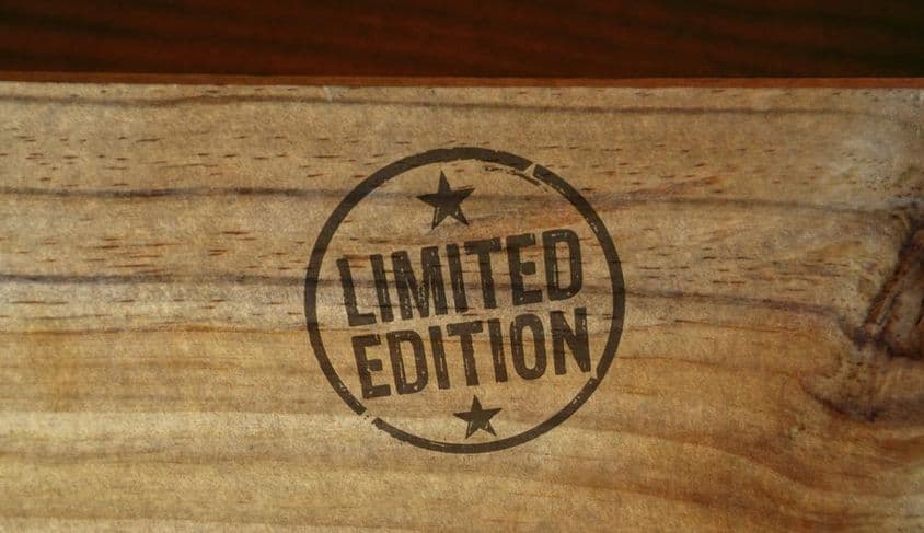 Ограниченное издание, написанное на деревянной поверхности, окруженной звездами.