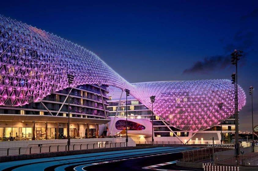 Гоночная трасса Яс Марина, освещенная в темноте.