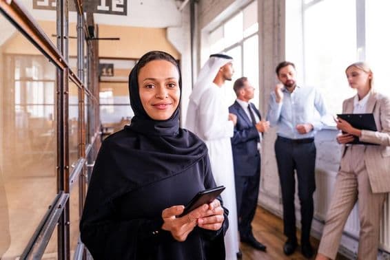 Рабочие в ОАЭ в коридоре.