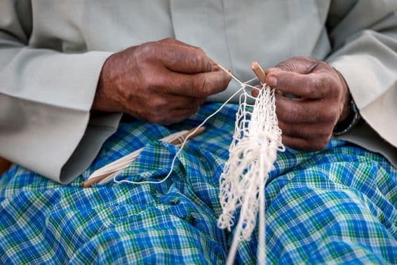 Подготовка рыболовной сети.
