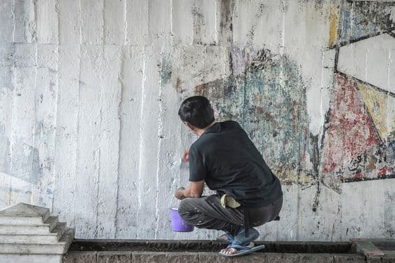 Белая стена с рисунком бабочки.