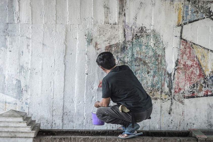 Белая стена с рисунком бабочки.