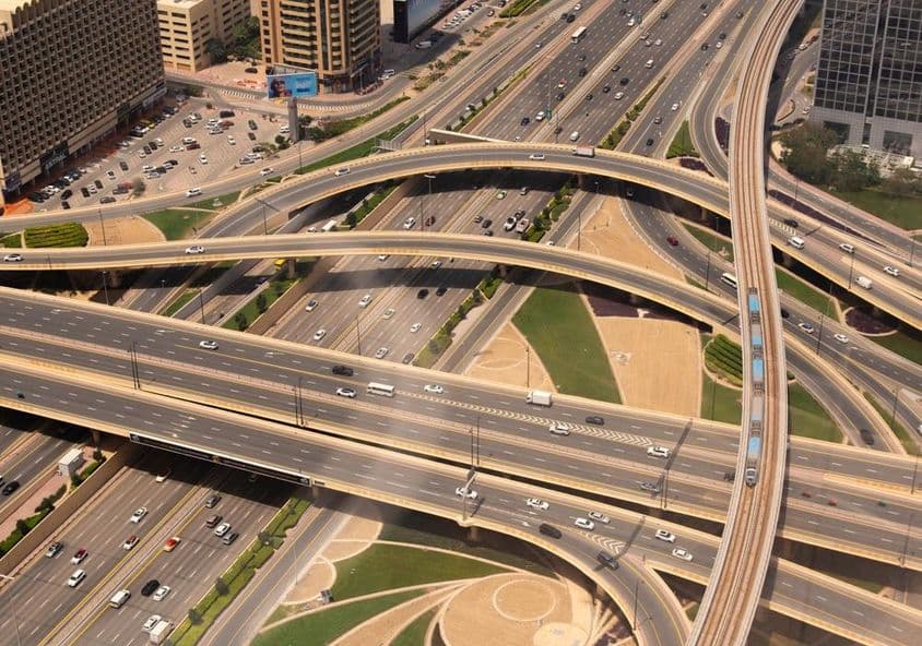 Перекресток в Дубае с метро.