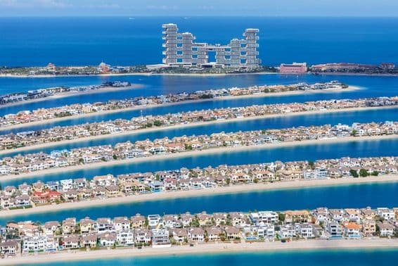 Искусственный архипелаг Palm Jumeirah с домами.