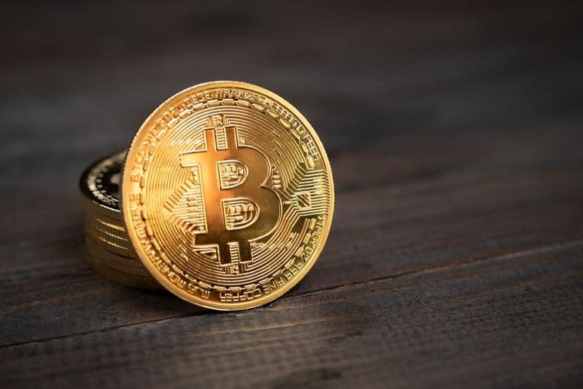 Монеты биткойн на столе.