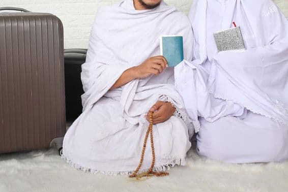 Мусульманская пара готовится к Умре.