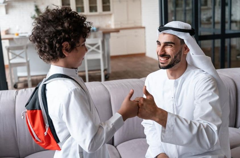 Арабский отец и сын готовятся к школе.