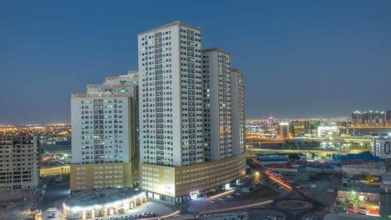 Городской пейзаж Аджмана с крышами и башнями.