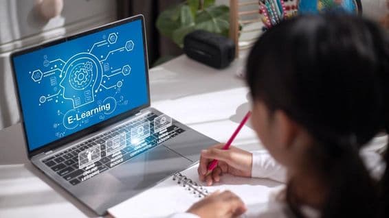 Школьница изучает учебный материал дома.