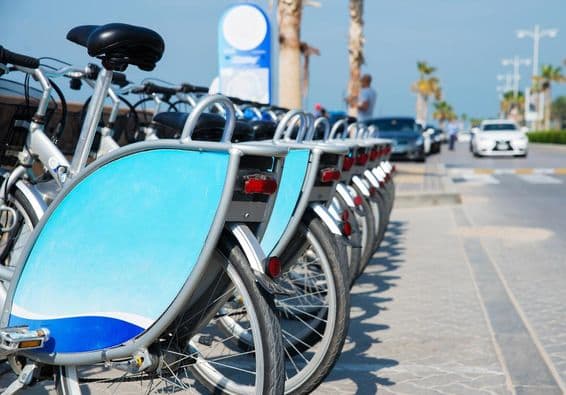 Велосипеды в Дубае аккуратно размещены в стойке.