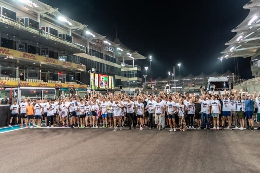 Люди ожидают на стартовой линии, чтобы начать забег.