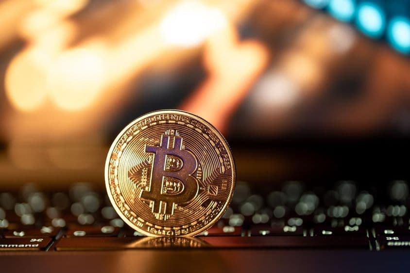Золотая монета биткоина.