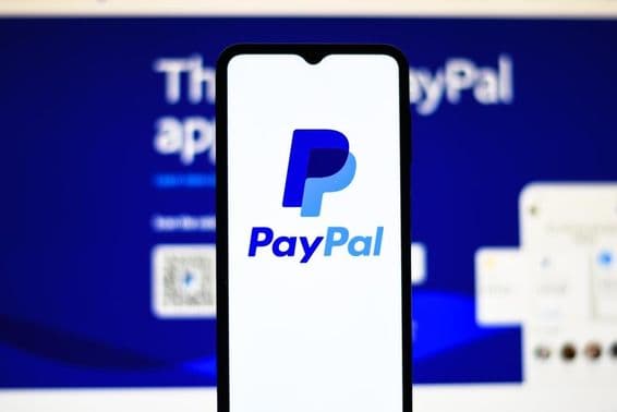 Логотип PayPal на телефоне.