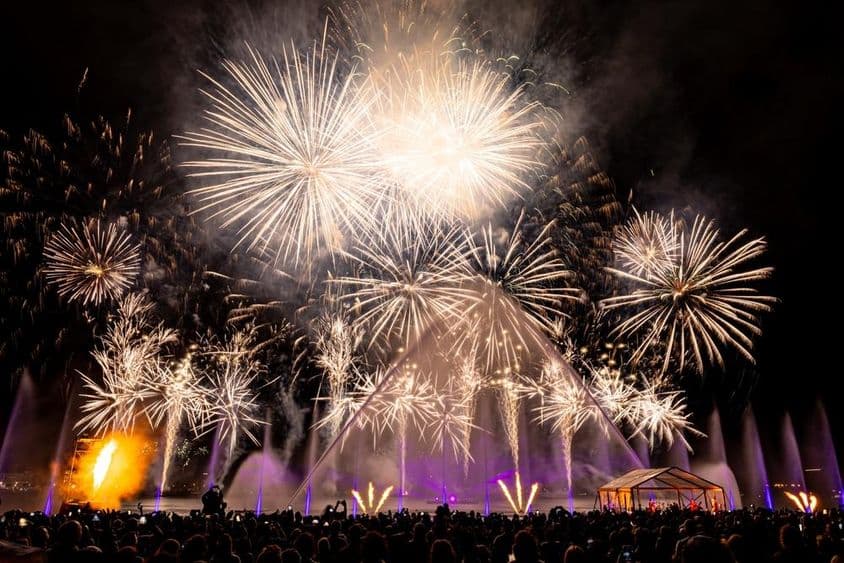 Фейерверки.
