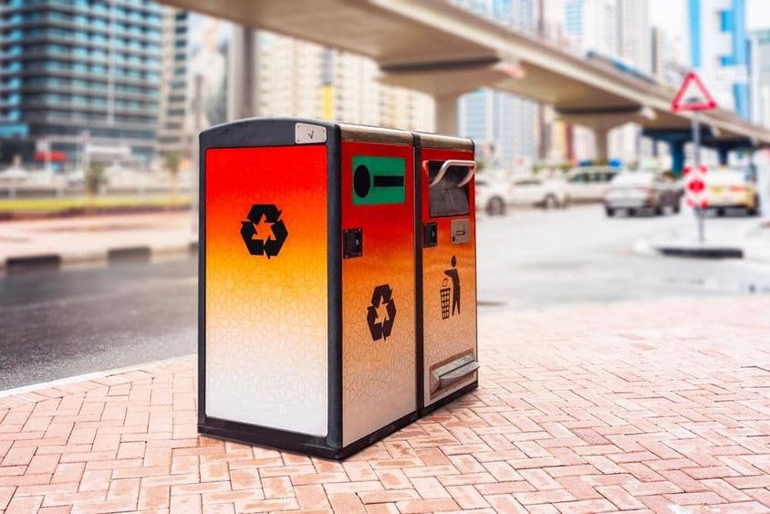 Контейнер для раздельного сбора отходов в Дубае.