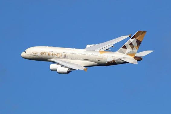 Самолет Etihad в воздухе.