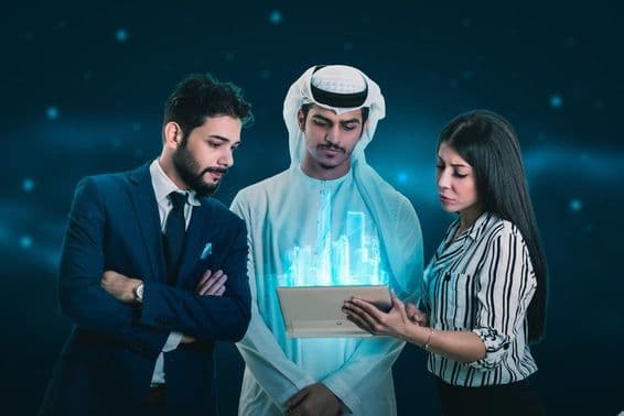 Двое мужчин и женщина изучают голограмму.