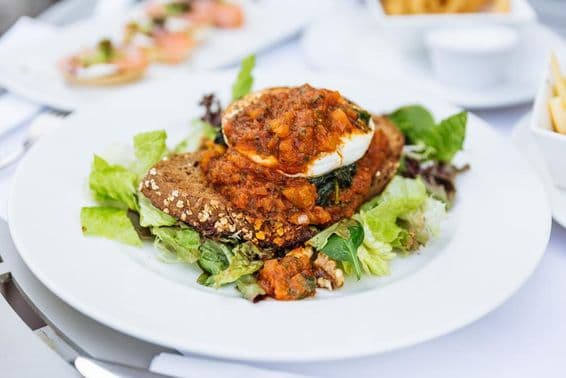 Яйца Бенедикт в ресторане Дубая.