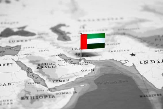 Дубай на карте с флагом ОАЭ.