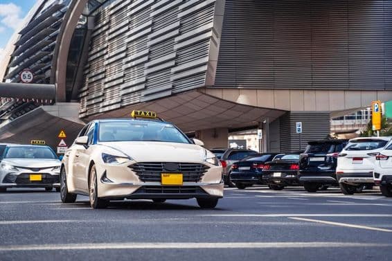 Улица Дубая с машинами.