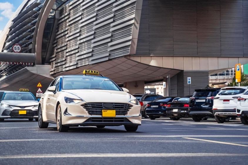 Улица Дубая с машинами.