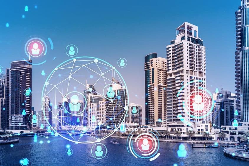 Горизонт делового Дубая, небоскребы, голографические иконки, концепция человеческих ресурсов.