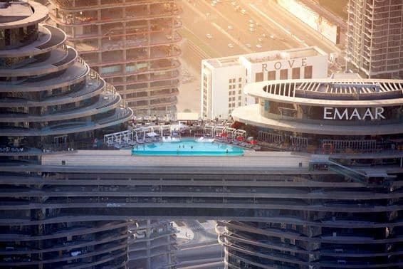 Панорамный бассейн на небоскребе под солнцем.