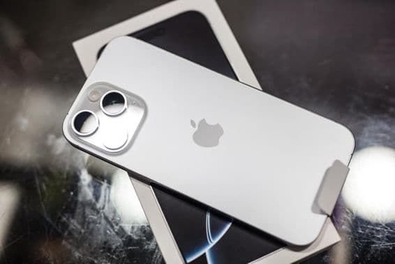 iPhone лежит на коробке на столе