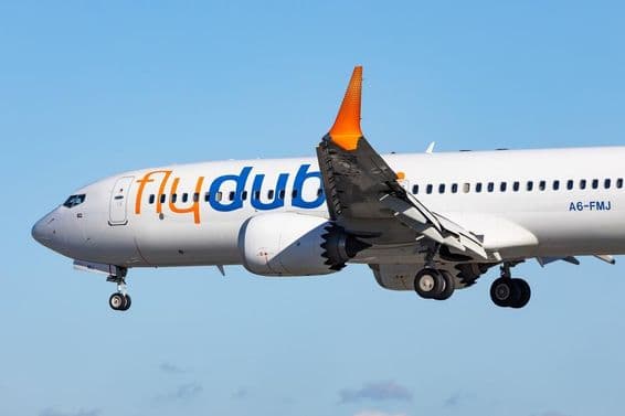 Самолет Flydubai Boeing 737 MAX 8 в полете, готовящийся к посадке.
