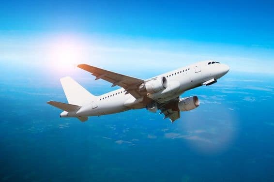 Белый самолет летит в небе.