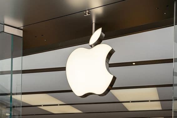 Логотип Apple Inc над входом.