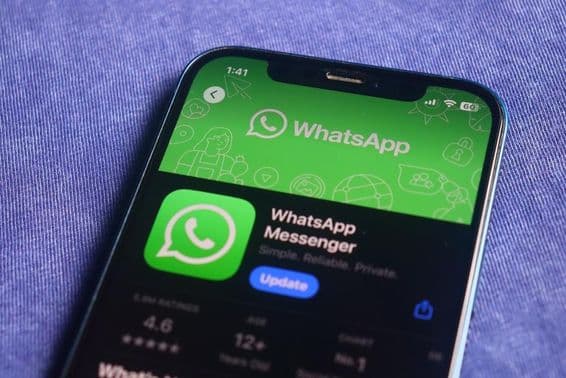 Установка приложения WhatsApp на телефоне.