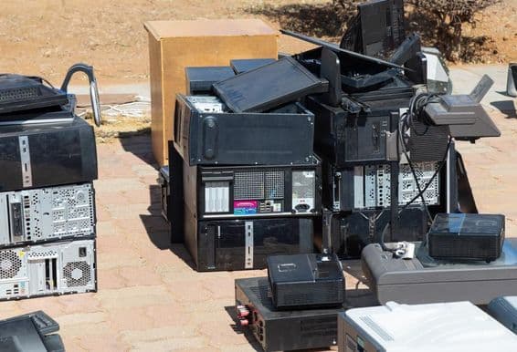 Электронные отходы, ожидающие переработки.