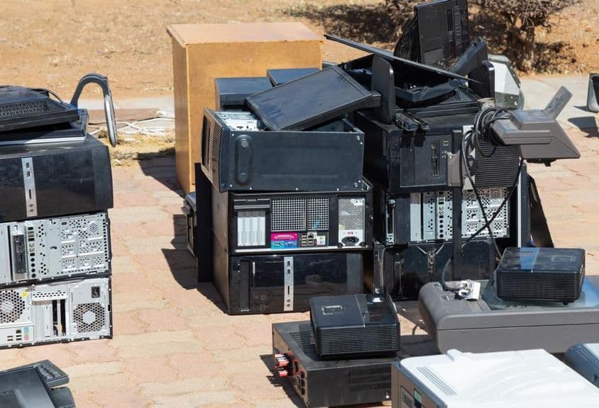 Электронные отходы, ожидающие переработки.