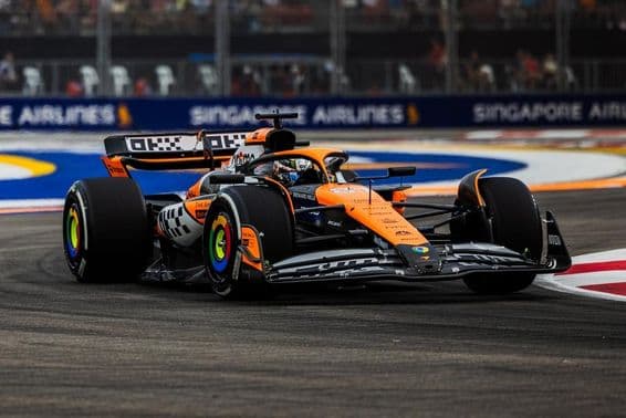 Гоночный автомобиль McLaren Формулы 1.