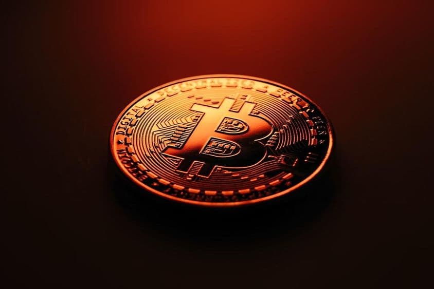 Золотая монета биткоин.