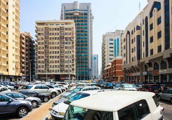 Вид на небоскрёбы Абу-Даби и парковки в Абу-Даби.