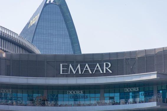 Логотип Emaar Properties на фасаде здания