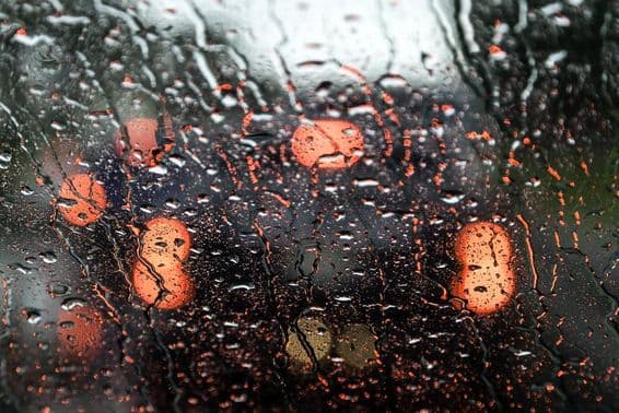 Вид на Дубай через мокрое окно автомобиля.