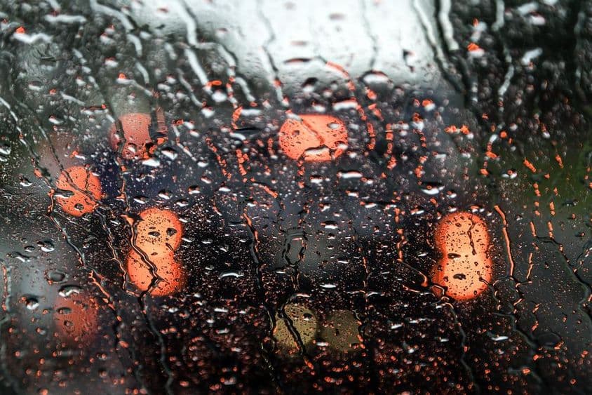 Вид на Дубай через мокрое окно автомобиля.