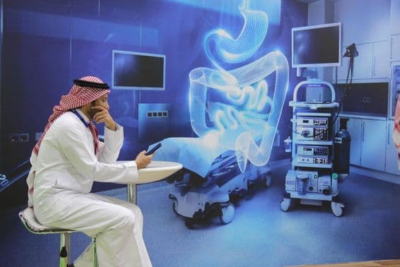 Сцена на выставке Arab Health на Всемирном торговом центре Дубая для глобальной индустрии здравоохранения.