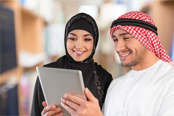 Студенты арабского языка смотрят учебные материалы на планшете.