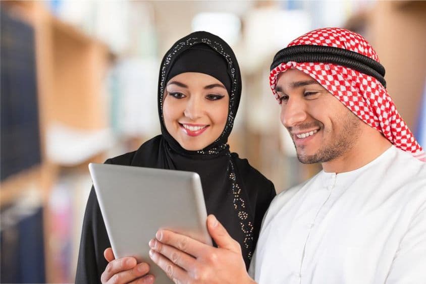 Студенты арабского языка смотрят учебные материалы на планшете.