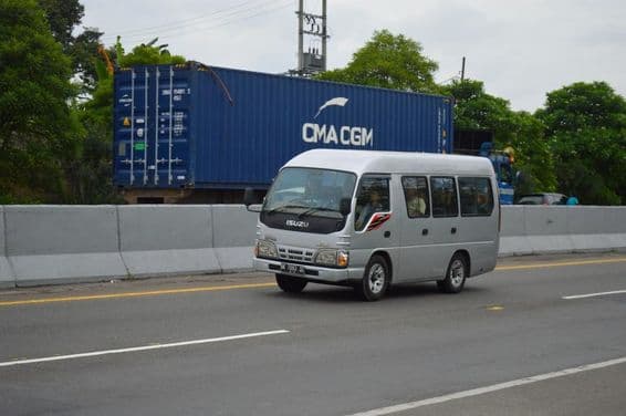 Исудзу микроавтобус.