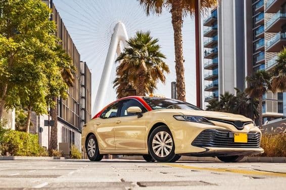 Дубайское такси на фоне пальм.