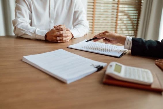 Страховой агент подписывает контракт.