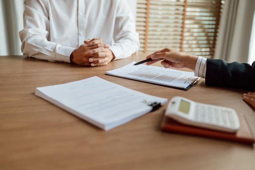 Страховой агент подписывает контракт.