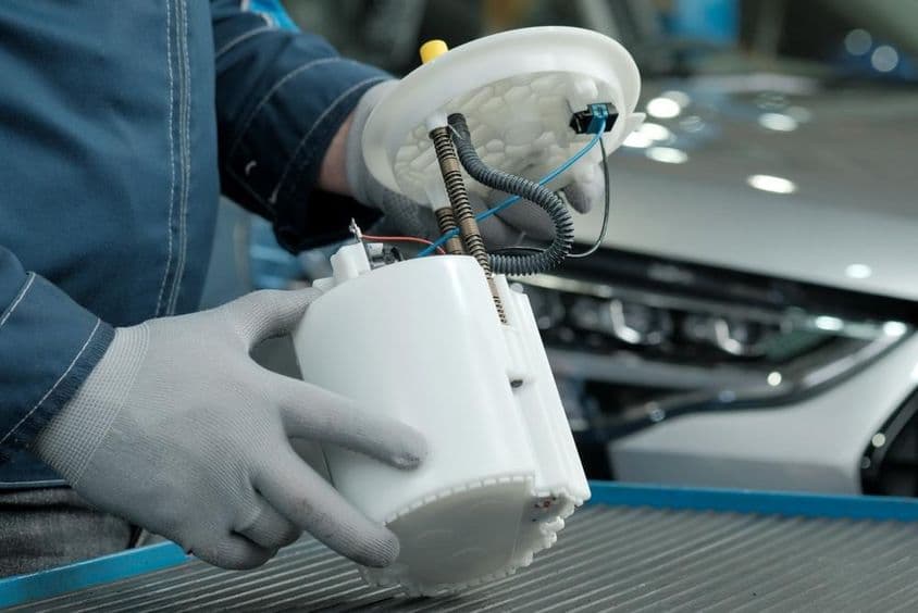 Подготовка к установке нового топливного насоса и замене неисправного продукта.