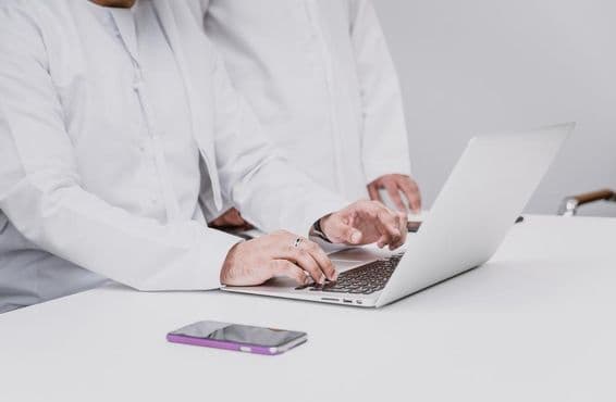 Арабские бизнесмены в традиционной одежде.