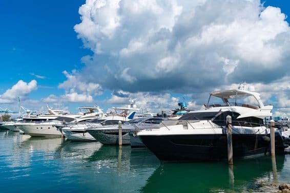 Яхта в морском порту.